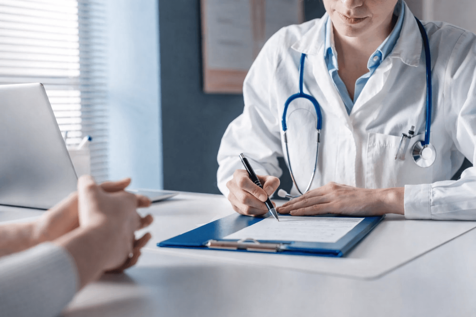 Profissional de saúde em consulta